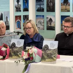 A photomonography on the wayside crosses and chapels of the parishes of Tuhelj, Zagorska Sela and Poljana Sutlanska presented in Kumrovec 2