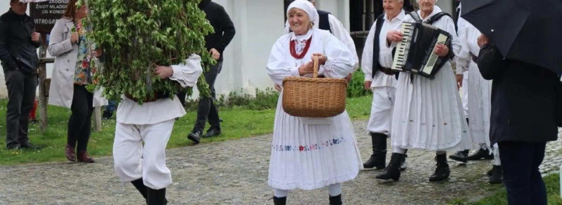 ”Ophodi Jure zelenog” održani uz otvorenje izložbe „Križevi krajputaši i kapelice poklonici Kumrovca i okolice”